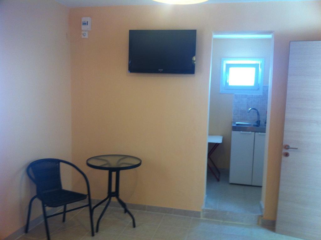 Melissa Rooms Agios Kirykos  Room photo